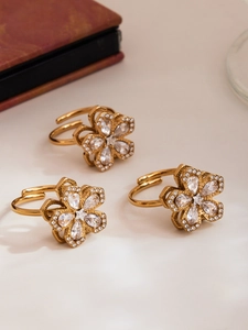 Dettaglio degli anelli a fiore placcati oro 18K con cristalli di zircone brillanti