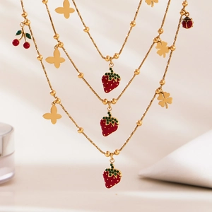 Collana dorata a più strati con ciondoli smaltati a forma di fragola, ciliegia e farfalla