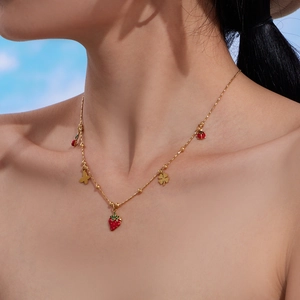 Collana in acciaio inossidabile placcato oro 18k con ciondoli a fragola e coccinella