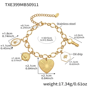Détail du bracelet à breloques en acier inoxydable avec pendentifs abeille et cœur