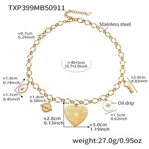 Collier en acier doré avec pendentifs en émail en forme de cœur, abeille et clé