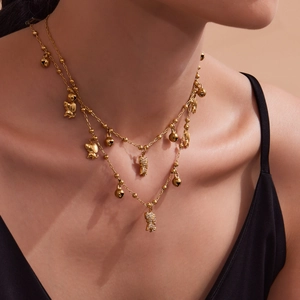 Collier double couche en acier plaqué or 18k avec clochettes et breloques animaux en zircon