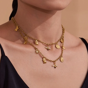 Dubbellaagse 18K vergulde ketting met hangers van bijen, zonnebloemen en beertjes