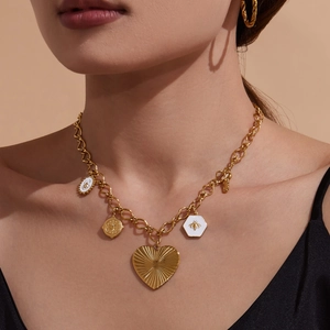 Parure collier en acier doré avec pendentifs cœur, abeille et pièces rétro