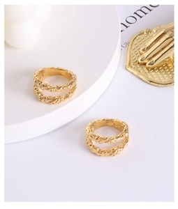 Detail of 18K gold double-layer ring featuring a hammered tin foil texture and vintage design
