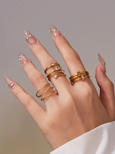 Dettaglio degli anelli a chiodo placcati oro 18k e anelli impilabili con zirconi