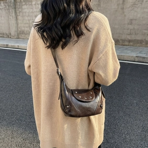 Vintage crossbodytas in donkerbruin kunstleer met modieuze metalen klinknagels