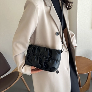 Elegante borsa a nuvola nera a pieghe da donna con tracolla sottile e manico di perle