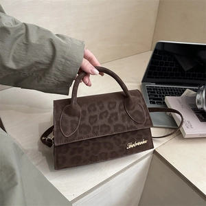 Petit Sac Bandoulière Léopard pour Femme Texture Daim Vintage Sac à Épaule Avec Logo en Métal Rabat Sac à Main Quotidien