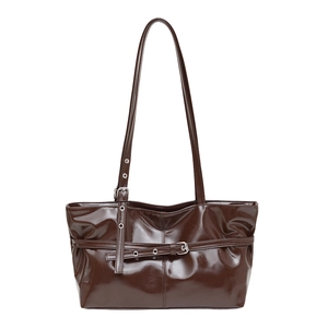 Sac fourre-tout en cuir verni marron foncé avec fini brillant et boucle métallique
