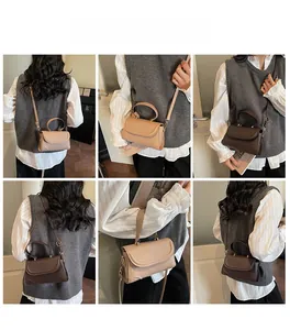 Modellansicht der minimalistischen Umhängetasche in Apricot und Dunkelbraun mit Riemen