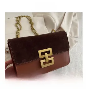 Detailansicht der Vintage-Klapptasche in zweifarbigem Design mit Goldkettenriemen