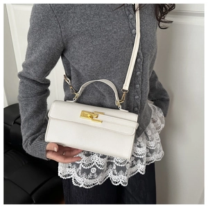 Détail du sac à main blanc en cuir grainé avec fermoir rotatif doré élégant
