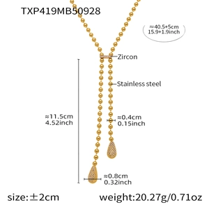 Détail du collier en Y en acier inoxydable doré avec pendentifs goutte en zircon et billes