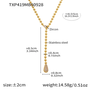 Vue détaillée du collier à perles dorées avec zircon et pendentif goutte avec mesures