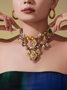 Primo piano della collana vintage con cuori pendenti e dettagli in tessuto leopardato