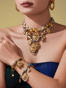 Dettaglio della collana e del bracciale vintage con cuore e nastri di seta leopardata