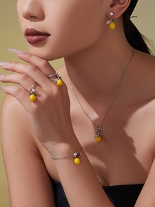 Détail d'un ensemble de bijoux citron avec boucles d'oreilles et colliers en zircon 5A