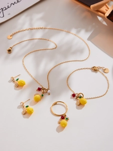 Parure de bijoux citron avec chaînes dorées, breloques de fruits jaunes et perles