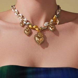 Collana vintage in oro con ciondoli a cuore e nastro in seta stampata per donna