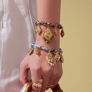 Set gioielli vintage con bracciali in seta, ciondoli a cuore e anello leopardo