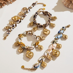 Bracciali con pendenti a cuore vintage, catene dorate e nastri di seta stampati
