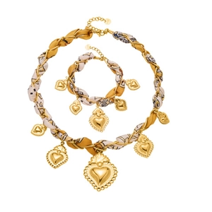 Set collana e bracciale vintage con ciondoli a cuore e catena intrecciata in seta dorata