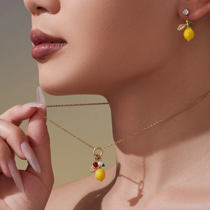 Parure collier et boucles d'oreilles citron avec zircons jaunes et perles