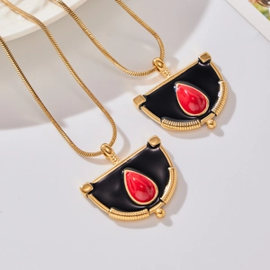 Collier chaîne serpent plaqué or 18 carats avec émail noir et pendentif rouge