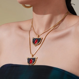 Collier double épaisseur en maille serpent dorée avec pendentif goutte rouge vintage