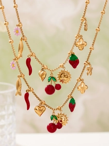 Vue détaillée du collier doré avec charms en émail coloré en forme de fruits et cœurs