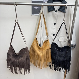 Trois sacs à bandoulière à franges en daim minimalistes en marron, jaune gingembre et noir