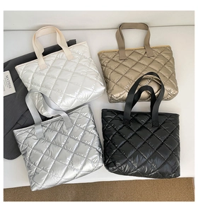 Sacs cabas matelassés en nylon blanc, doré, argent et noir avec coutures en losange