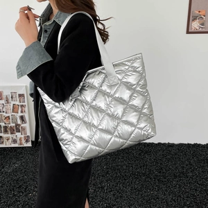 Sac cabas matelassé argenté chic avec fini métallisé et design spacieux en losanges