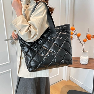 Sac fourre-tout noir matelassé avec motif en losanges pour le transport quotidien chic