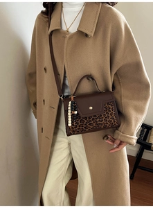 Détail du sac à main vintage avec motif léopard et fermoir magnétique doré rond