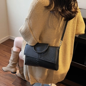 Sac bandoulière noir tendance avec patchwork texture serpent et rabat asymétrique