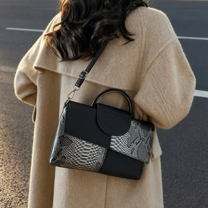 Sac bandoulière tendance avec motif serpent, coutures cuir noir et poignée haute