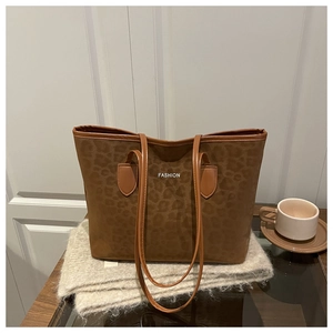 Gros plan du sac fourre-tout léopard marron avec texte FASHION sur une écharpe d'hiver