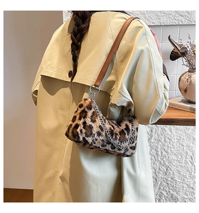Détail du sac bandoulière en fausse fourrure léopard avec bandoulière en cuir et chaînes