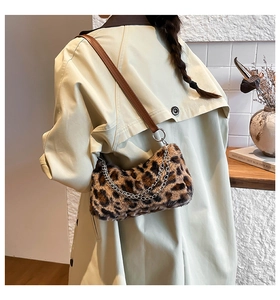 Sac bandoulière en peluche léopard avec lanière en cuir et chaîne argentée