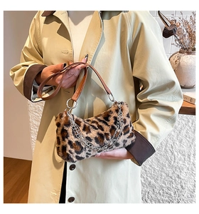 Détail d'un sac en fausse fourrure léopard avec bandoulière en cuir brun et chaîne argent