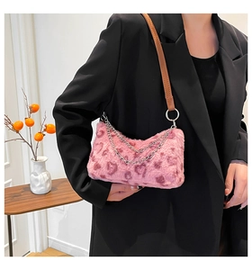 Sac sous le bras en fausse fourrure rose à motif léopard avec chaîne et bandoulière