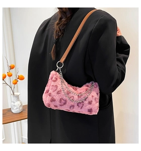 Détails du sac bandoulière en peluche léopard rose avec chaîne argentée et bandoulière cuir