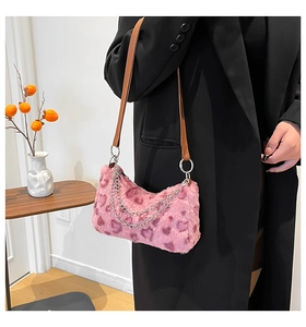 Sac bandoulière en fausse fourrure rose avec motif léopard cœur et chaîne en argent