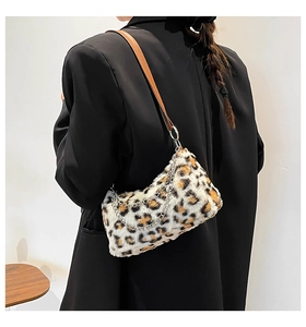 Détail du sac sous l'aisselle en peluche léopard avec bandoulière cuir et chaîne
