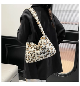 Détail du grand sac hobo en peluche à motif léopard porté par un mannequin pour l'automne