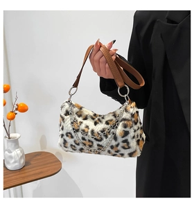 Détail du sac bandoulière en peluche léopard avec chaîne argentée et sangle en cuir