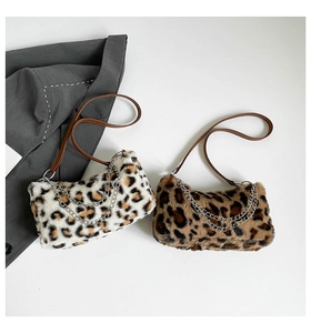 Gros plan sur les sacs à main en fausse fourrure léopard avec bandoulière en cuir brun