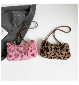 Détail de sacs à bandoulière en peluche léopard et cœurs avec chaînes argentées